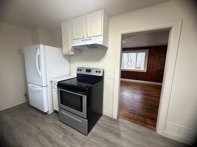 Foto del edificio - Nice, Recently Remodeled 2-Bedroom Bungalow with River Access in Bristol