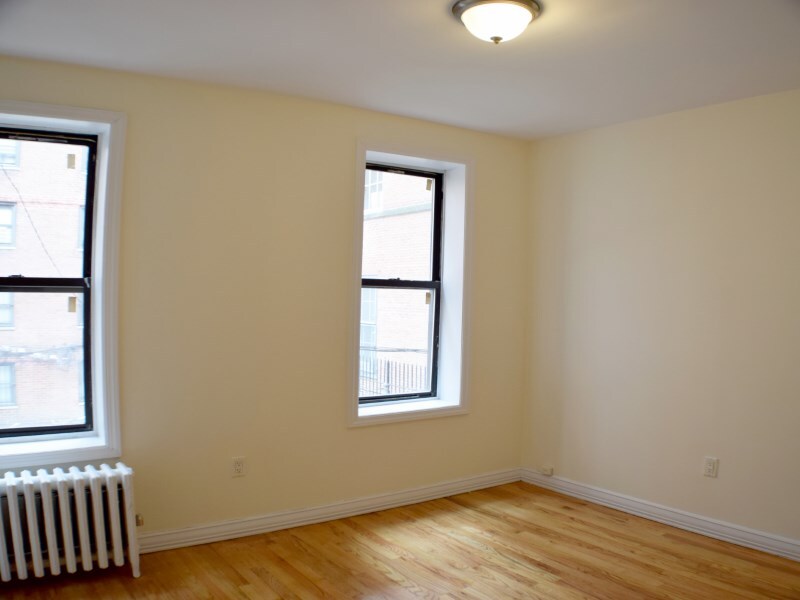 Foto principal - 319 E 95th St