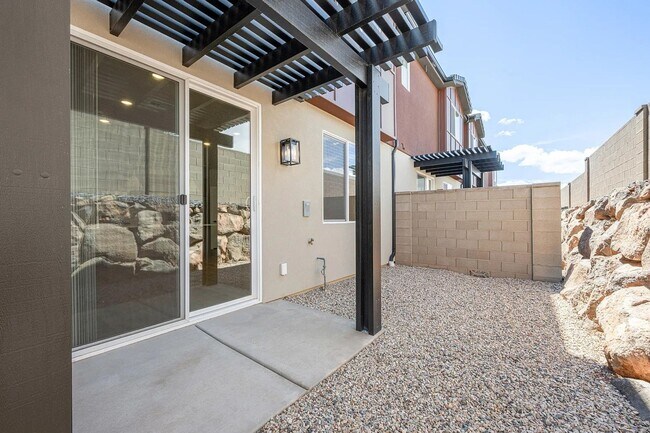 Foto del edificio - Beautiful 3 Bedroom Townhome. Cat friendly!