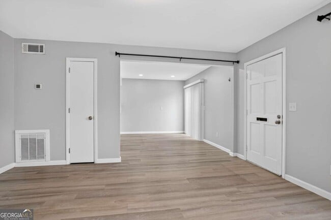 Building Photo - 2917 N Dekalb Dr