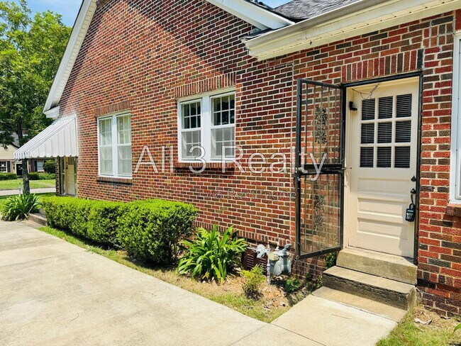 Building Photo - 3417 Wellington Rd