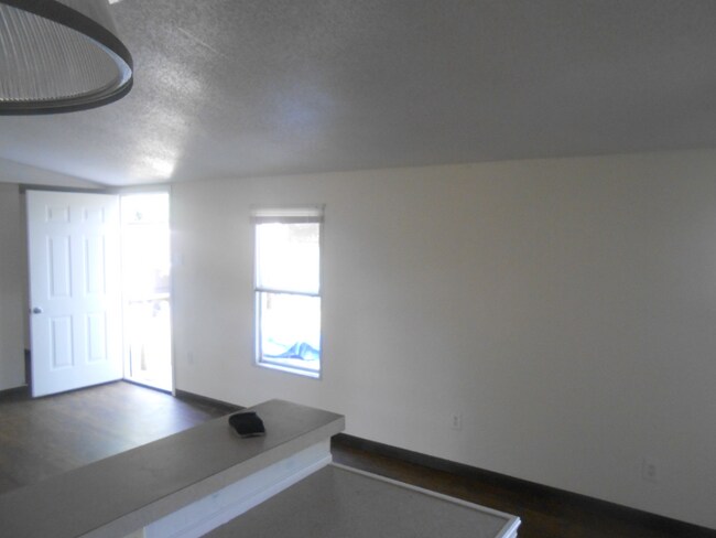 Foto del edificio - 24898 Lakewood Dr