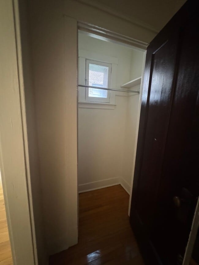 Building Photo - Lovely and Very Large Ravenswood Manor 1 B...