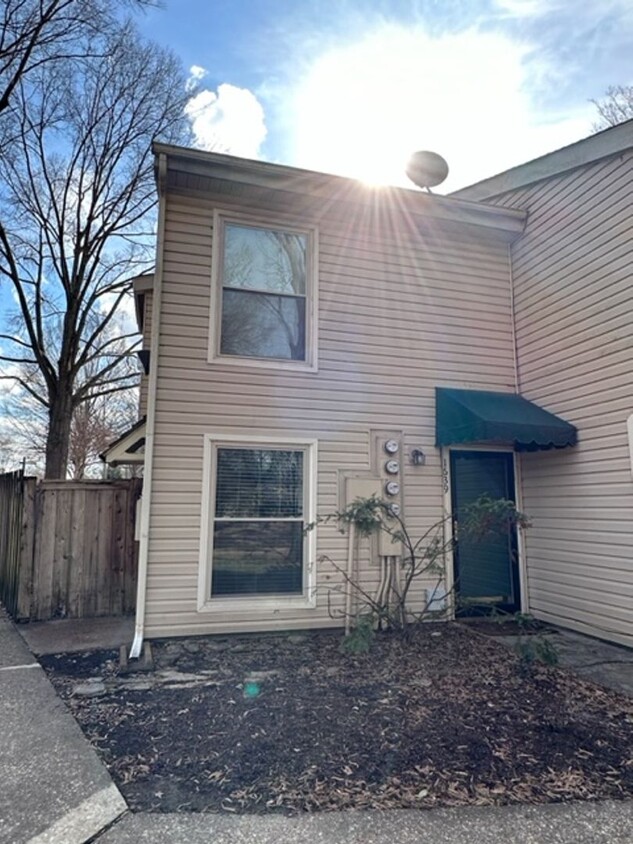 Primary Photo - 1BD/1BA Townhouse located on the Germantow...