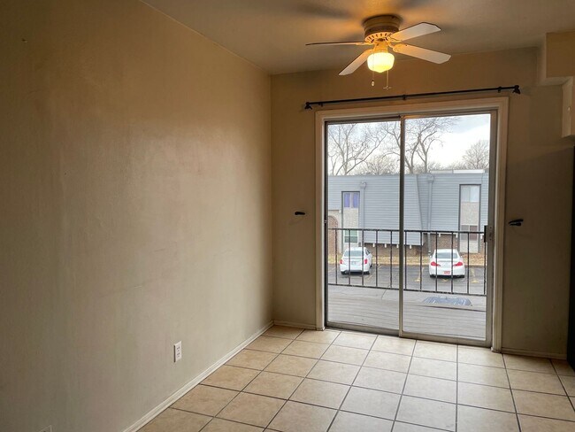 Foto del edificio - Upstairs unit at Willow Creek available now!