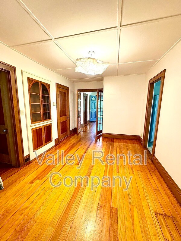 Foto del edificio - 323 Pelham Rd
