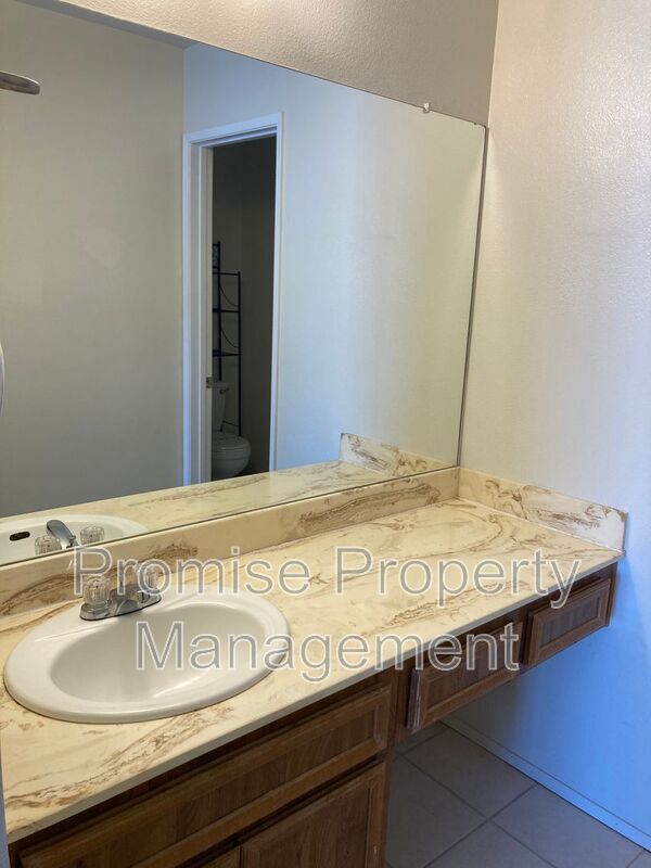 Building Photo - 274 Riverview Way