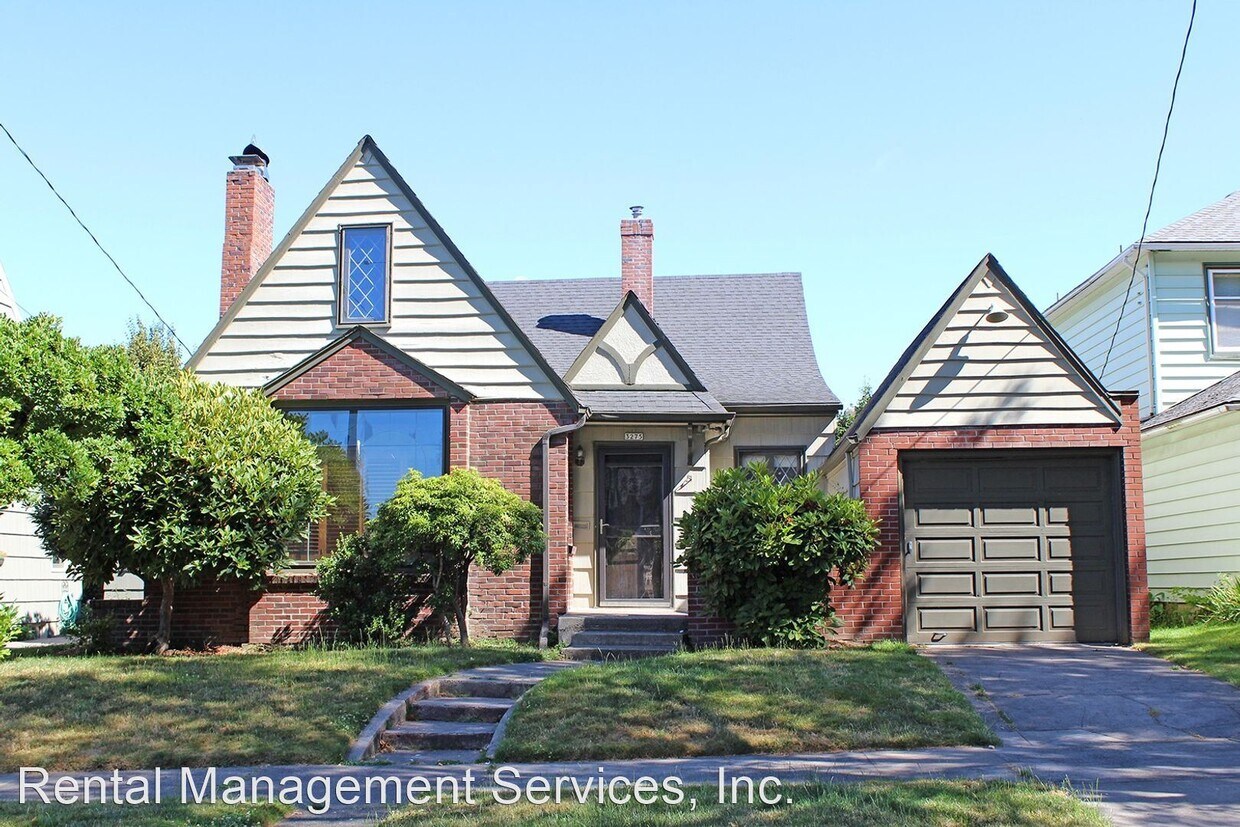 4 br, 1.5 bath House 3275 NE Stanton House Rental in Portland, OR