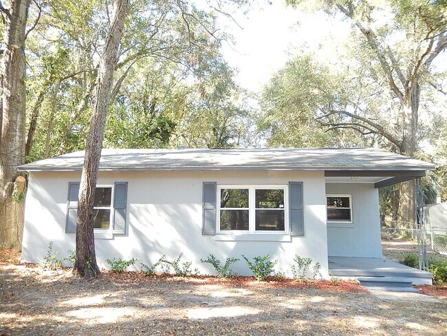 Foto del edificio - QUAINT 2/1 House w/ HUGE Fenced Yard, W/ D, & More! $1100/month Avail May 5th!