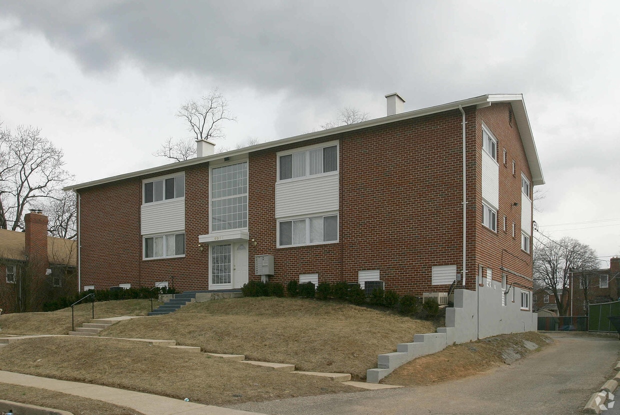 Foto del edificio - 4011 W Strathmore Ave