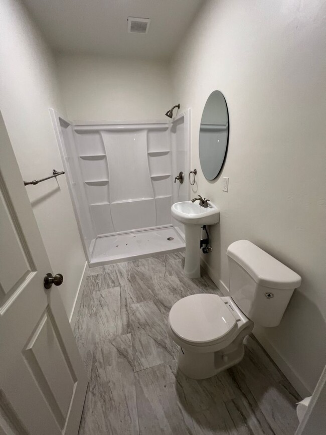 Building Photo - Recently Remodeled 1 Bed. Apt. Near Shoppi...