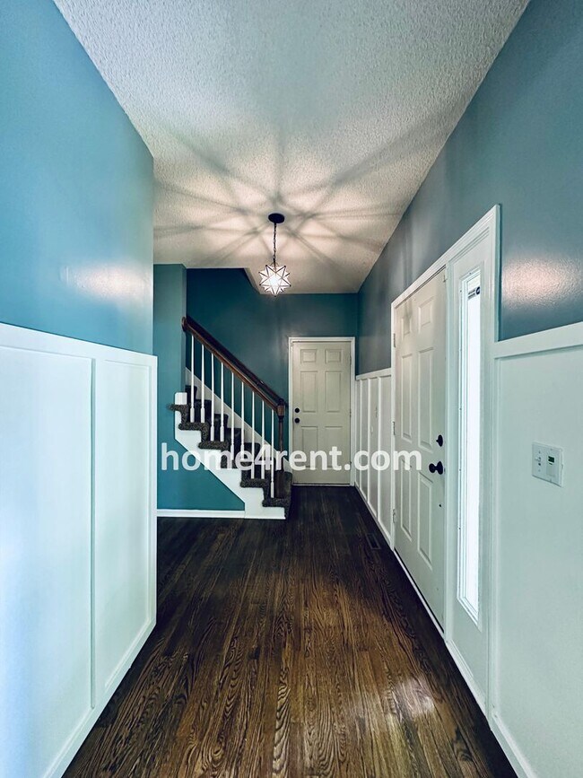 Foto del edificio - Blue Valley Schools w/ Wood Floors, Finished Basement and a Peaceful, Private Fenced Yard!