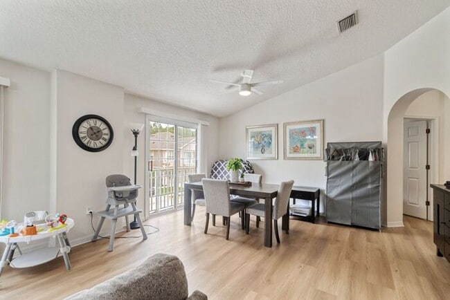 Building Photo - Charming 2 Bedroom/2 Bathroom Wesley Chape...