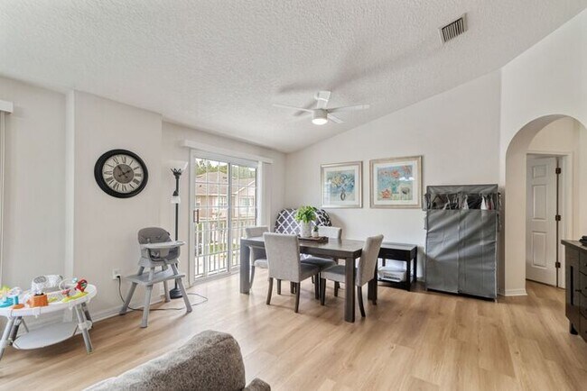 Foto del edificio - Charming 2 Bedroom/2 Bathroom Wesley Chape...