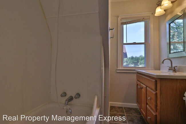 Building Photo - 2 br, 1 bath House - 903 S Spring Ave