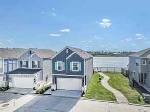 Building Photo - 2402 Shoreline Dr