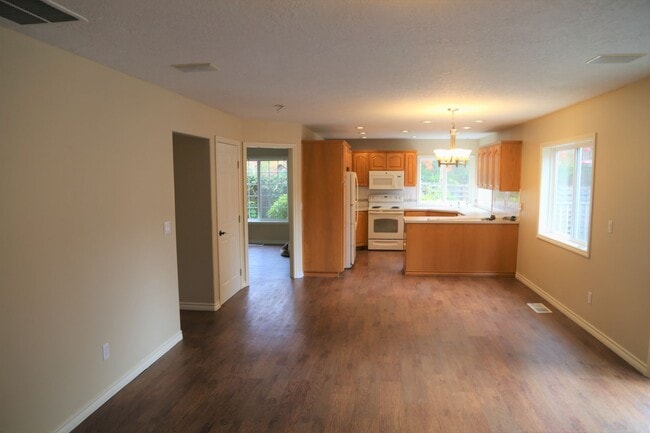 Building Photo - Quiet 4bed/2.5 Bath 3/4 miles to OSU