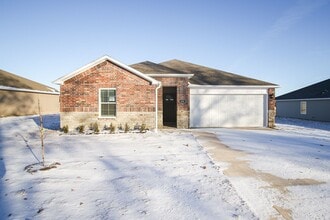 Building Photo - 606 Comanche Dr