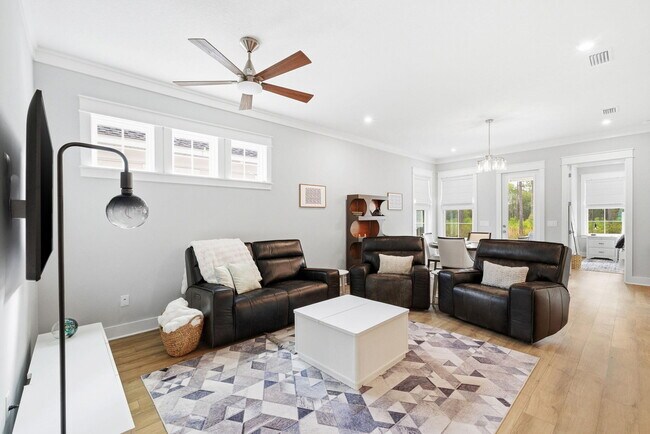 Building Photo - 323 Suwanee Dr