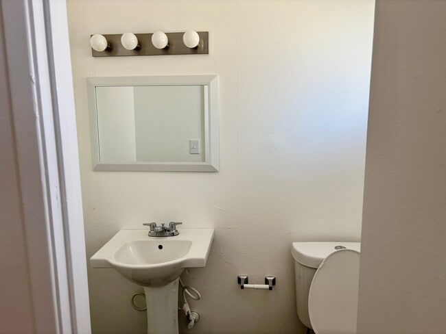 Building Photo - 2818 N Fontana Ave