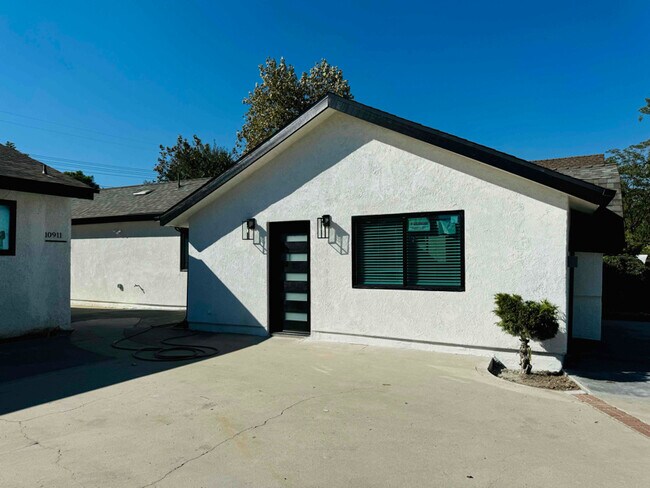 Building Photo - 10913 Nestle Ave