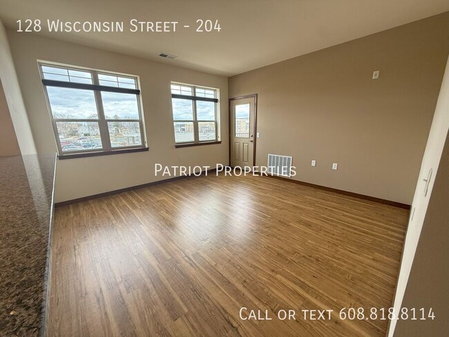Building Photo - 128 Wisconsin St