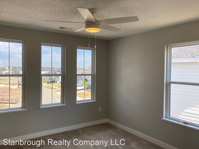 Building Photo - 4 br, 2.5 bath House - 1509 NE Savana Dr