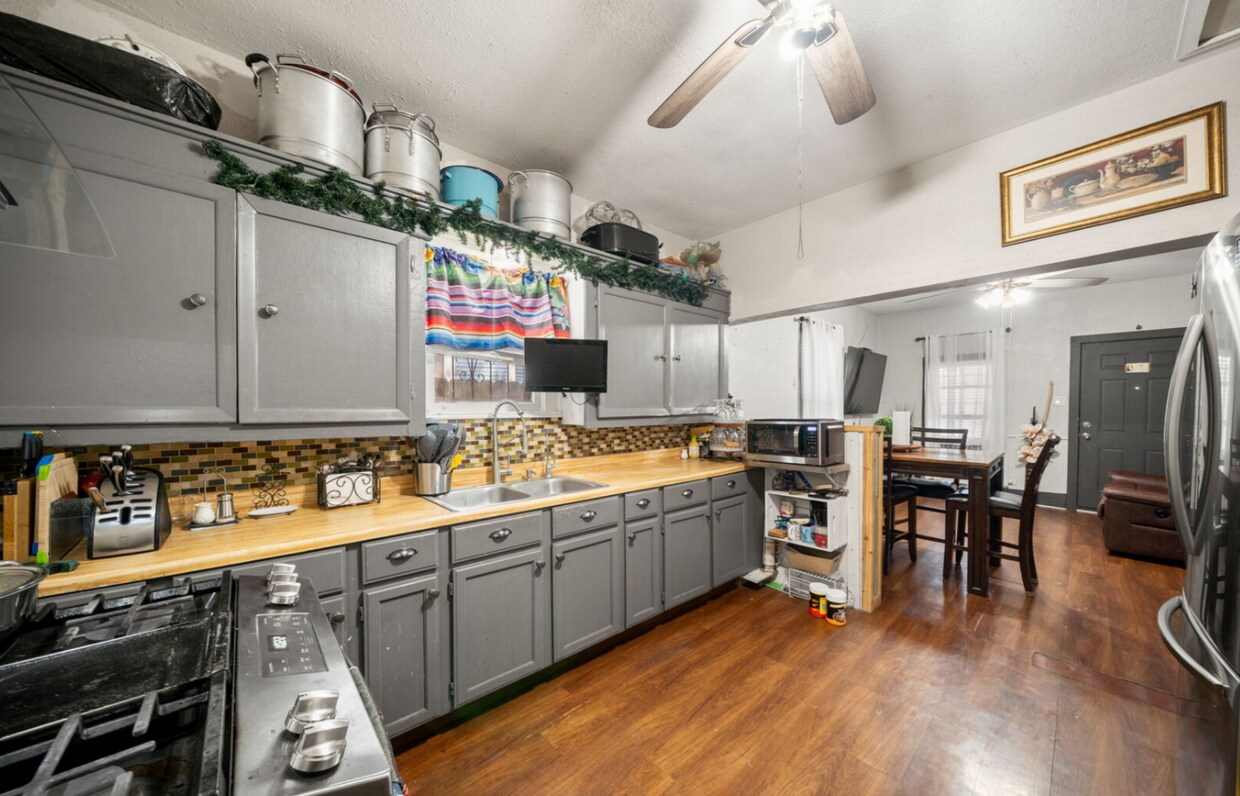 Building Photo - 2332 E hughston 78202