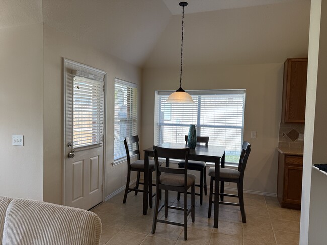 Foto del edificio - 9010 Heather Springs Dr