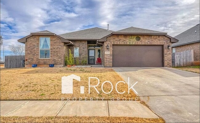 3 Bedroom Home in North Norman with New Carpet - 3 Bedroom Home in North Norman with New Carpet