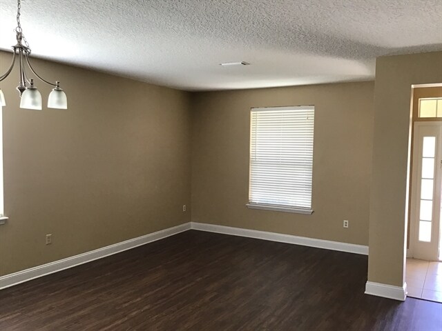 Foto del edificio - 724 Spruce Pine Ln