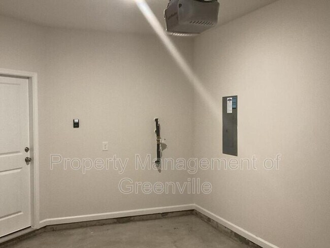 Building Photo - 112 Crestwind Dr
