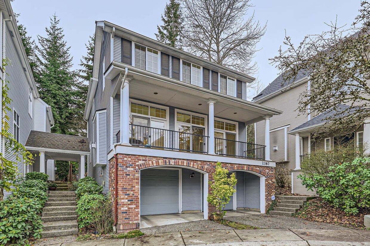 Foto principal - Stunning 4 Bedroom, 3.5 Bathroom Bellevue ...