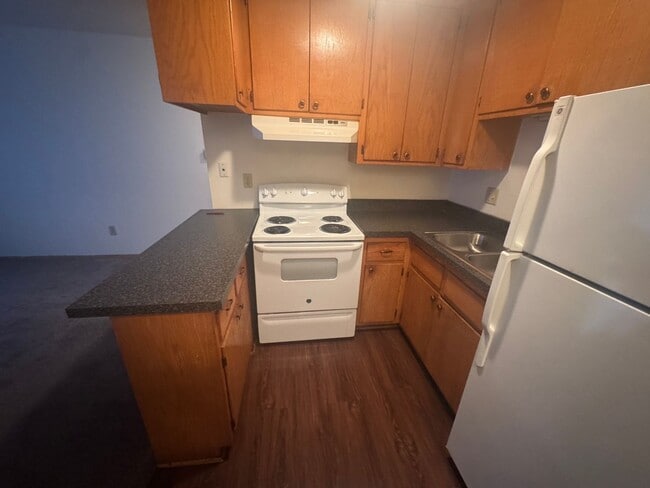Building Photo - Large 1 Bedroom Apartment Available!