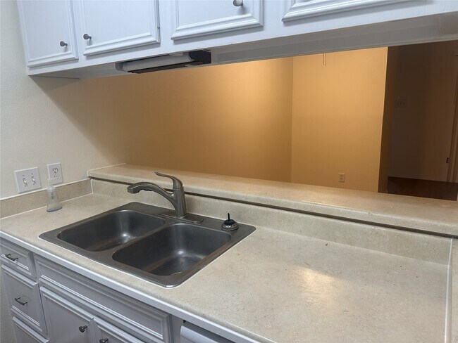 Foto del edificio - 7009 N Holiday Dr