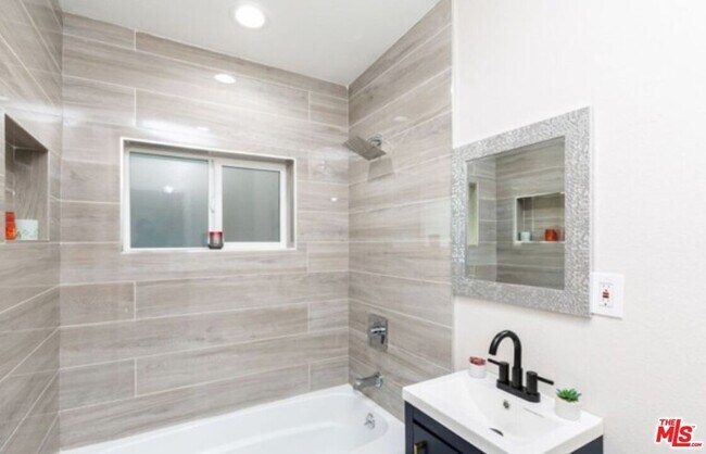 Foto del edificio - 526 W Ash Ave