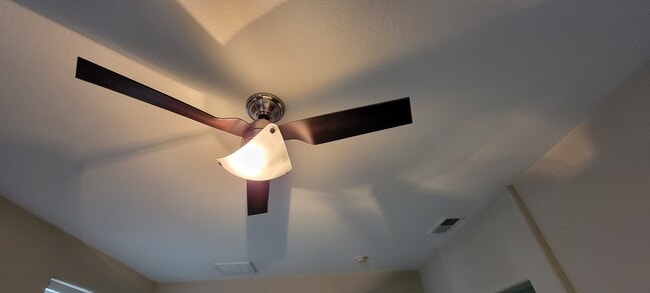 Ceiling fan with remote. - 16 Narwal Plz