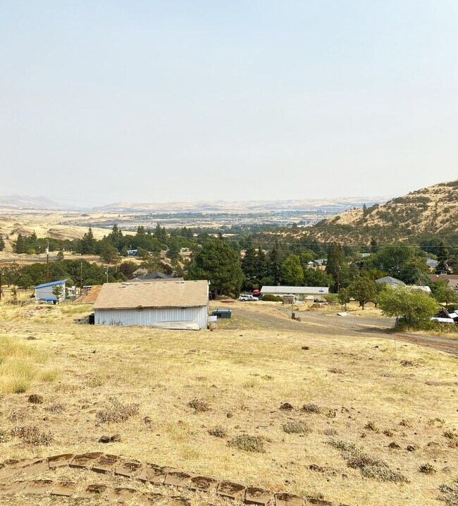 Foto del edificio - Spacious Well Maintained 3 Bedroom - 1 Bat...