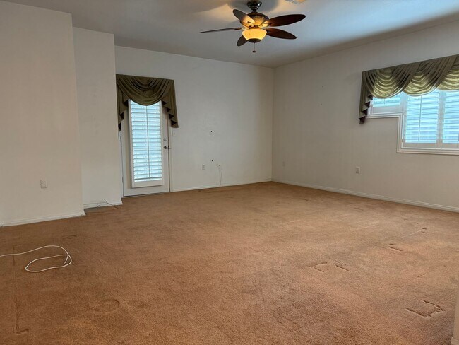 Building Photo - Large 2 bedroom corner unit townhome