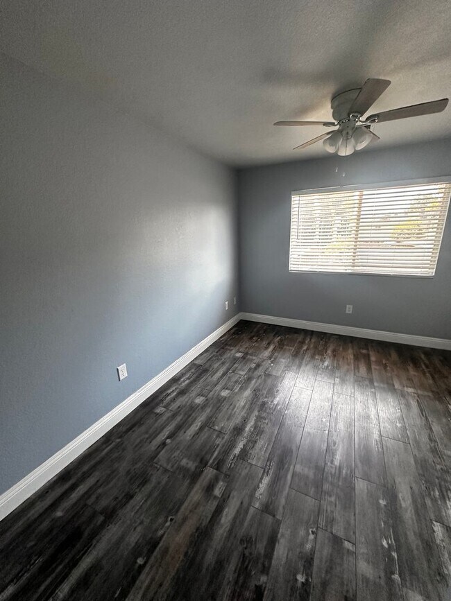 Foto del edificio - 3 Bedroom 1.5 Bathroom Condominium For Rent