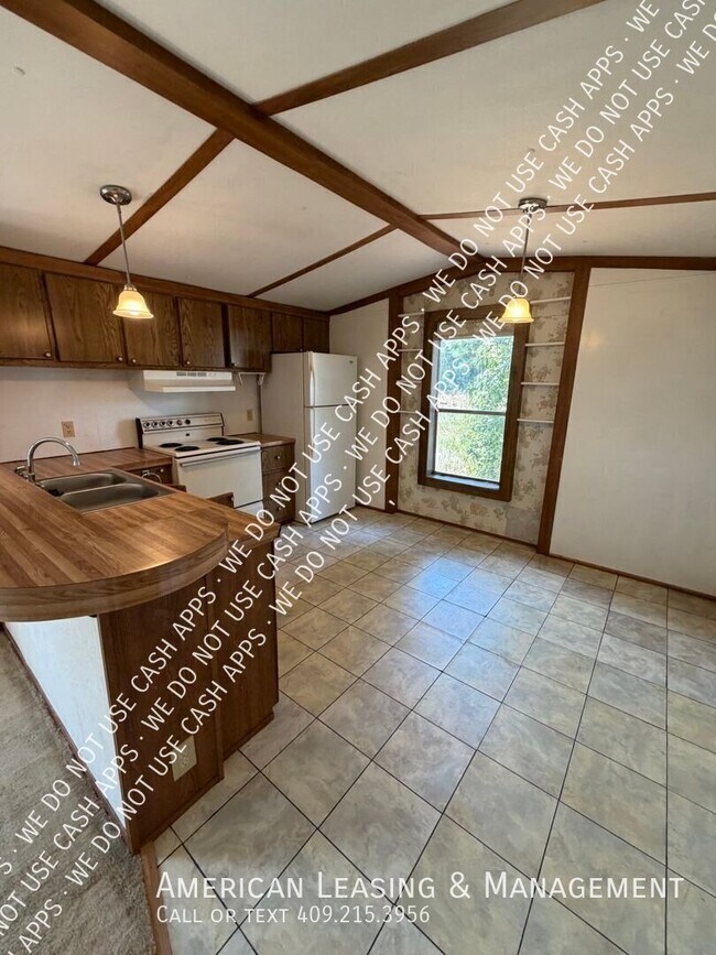 Foto del edificio - 2307 N John Redditt Dr