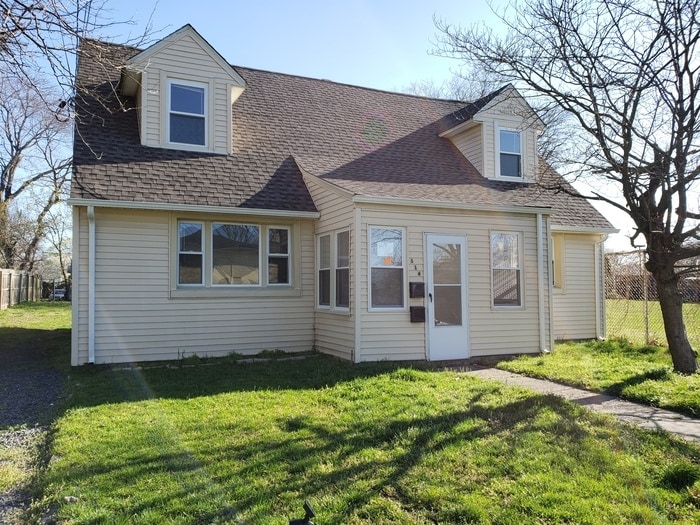 Primary Photo - large and newly renovated 2nd floor