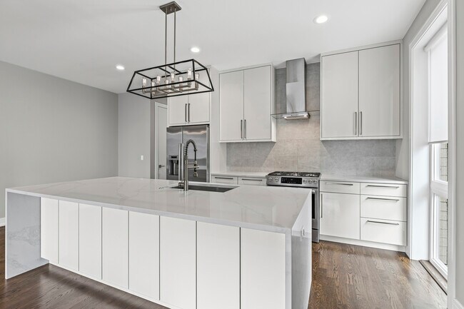 Building Photo - 2239 W Belmont Ave