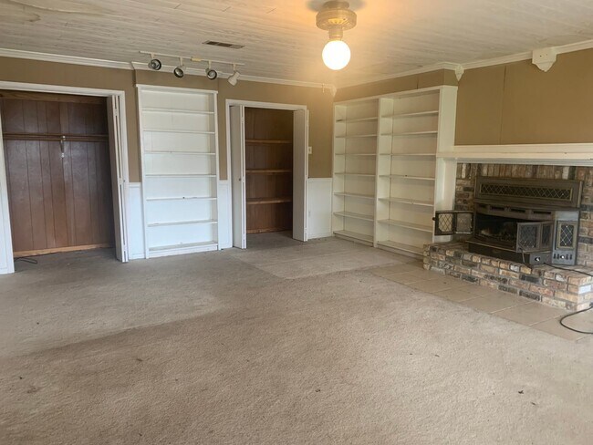 Building Photo - 6147 Lodi Rd