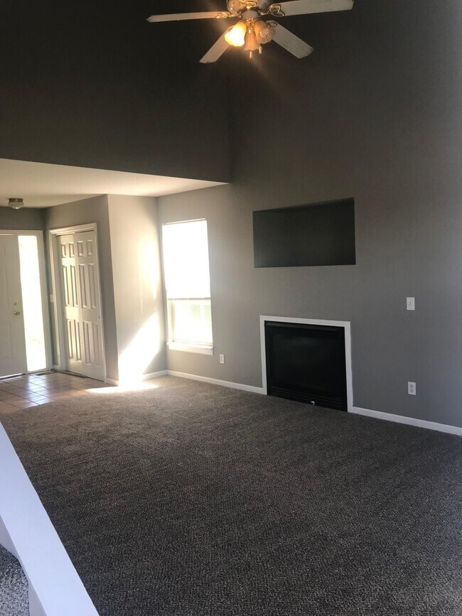 Foto del edificio - 4 Bedroom 3 1/2 Bathroom West Lawrence