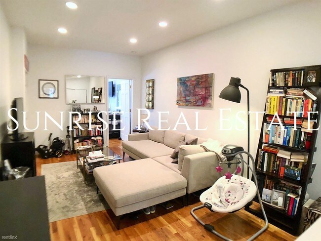 Building Photo - 2 br, 1 bath  - 739 Union St 4