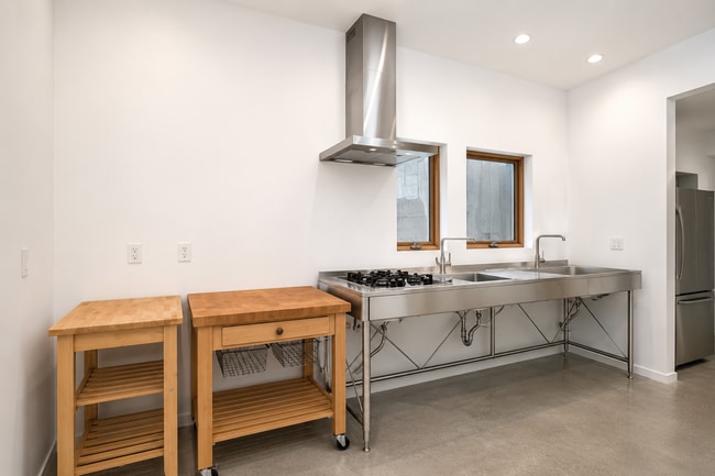 Building Photo - Contemporary Luxury Living in the Heart of La Jolla Village