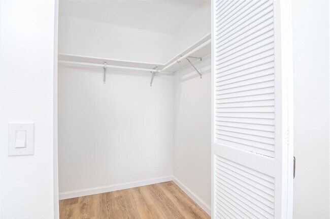 Building Photo - Beautifully Remodeled and Fully furnished 2 Bed 1.5 1 parking.  Available between March-Nov 30th