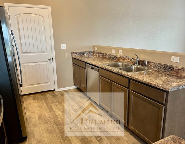 Foto del edificio - 7873 Sand Lake Heights