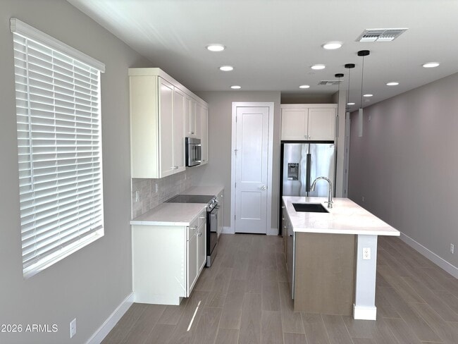 Building Photo - 1009 E Pasadena Ave